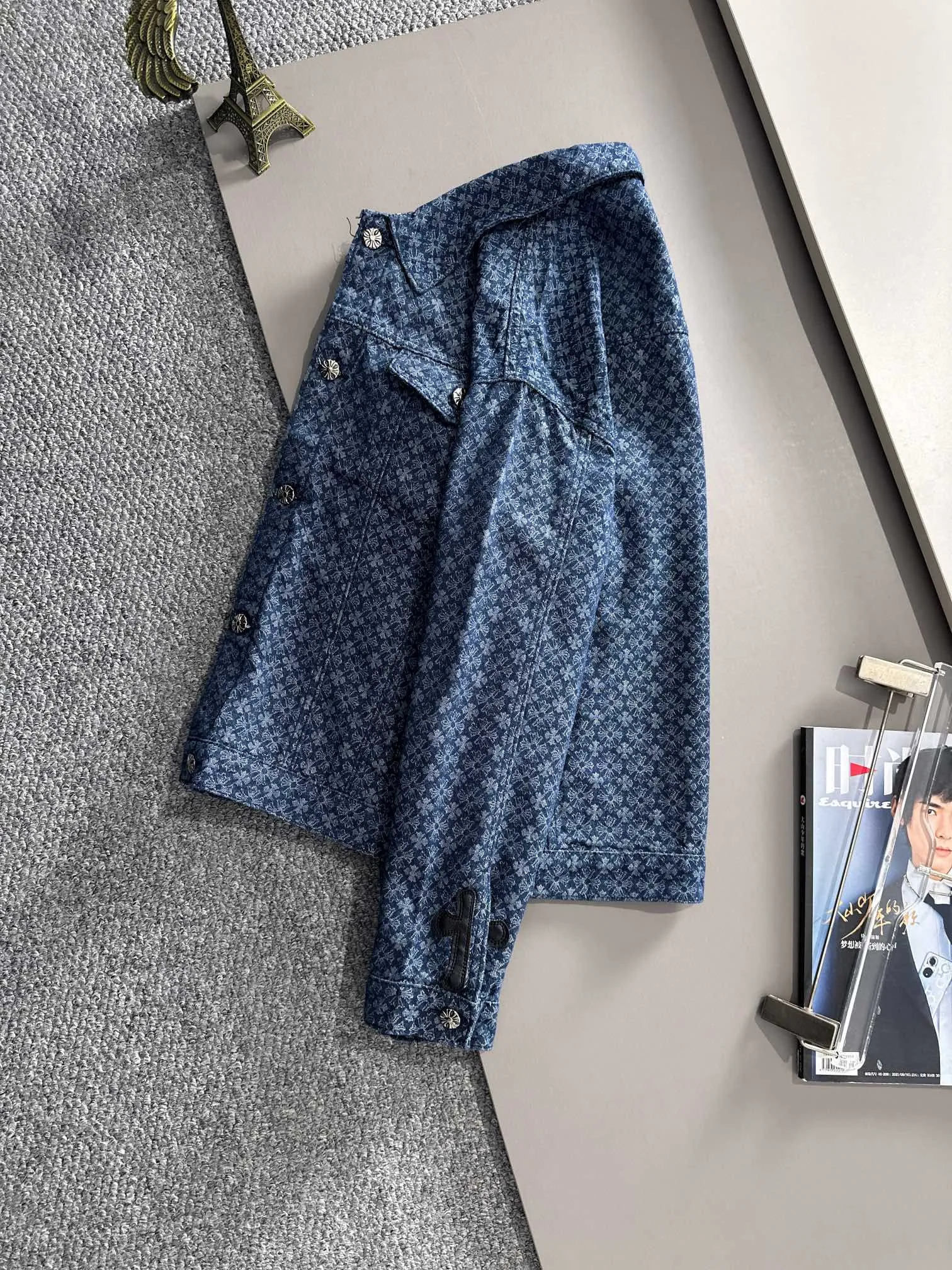 🅿️380 Kroxin 2025 catwalk style high-end customized jacquard denim jacket, the texture is first-class, the fabric is made of original jacquard material, brand LOGO engraved, the classic lapel denim jacket is simple and fashionable, low-key luxury, deeply sought after by big stars and Internet celebrities, one of the must-have items for fashionistas! Size: M-2XL